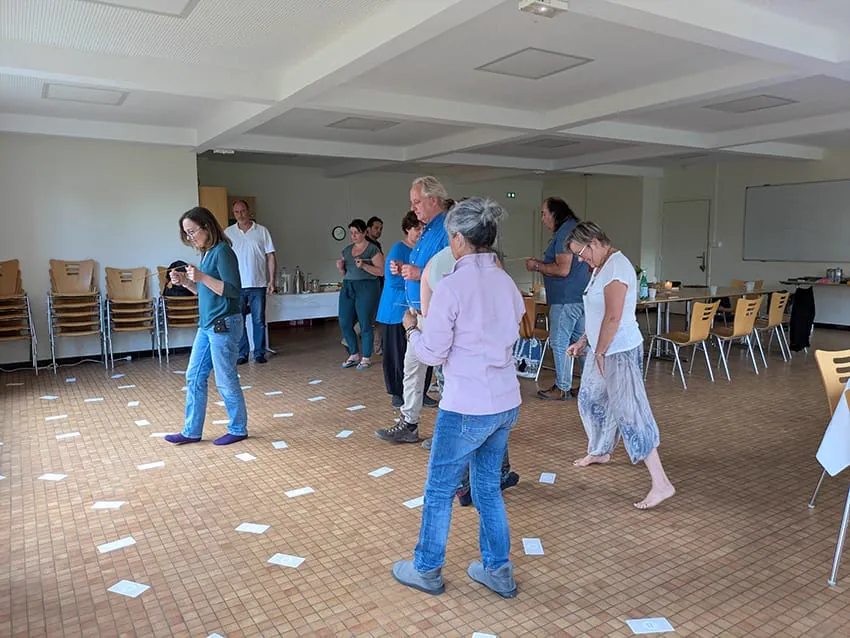 Un exercice en mouvement dans la grande salle.