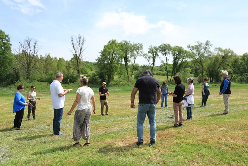 Les participants pratiquent dans un pré.