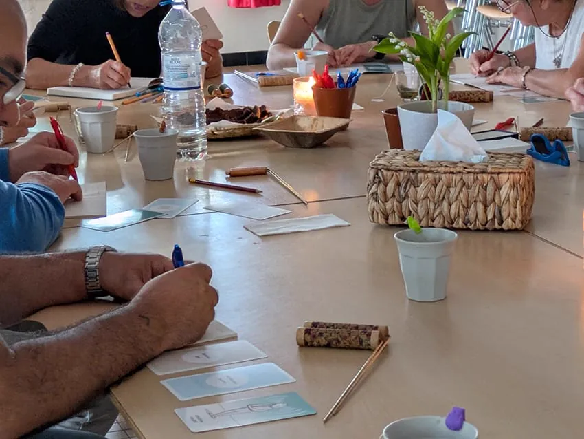 Un temps d'écriture et de partage autour de la grande table.